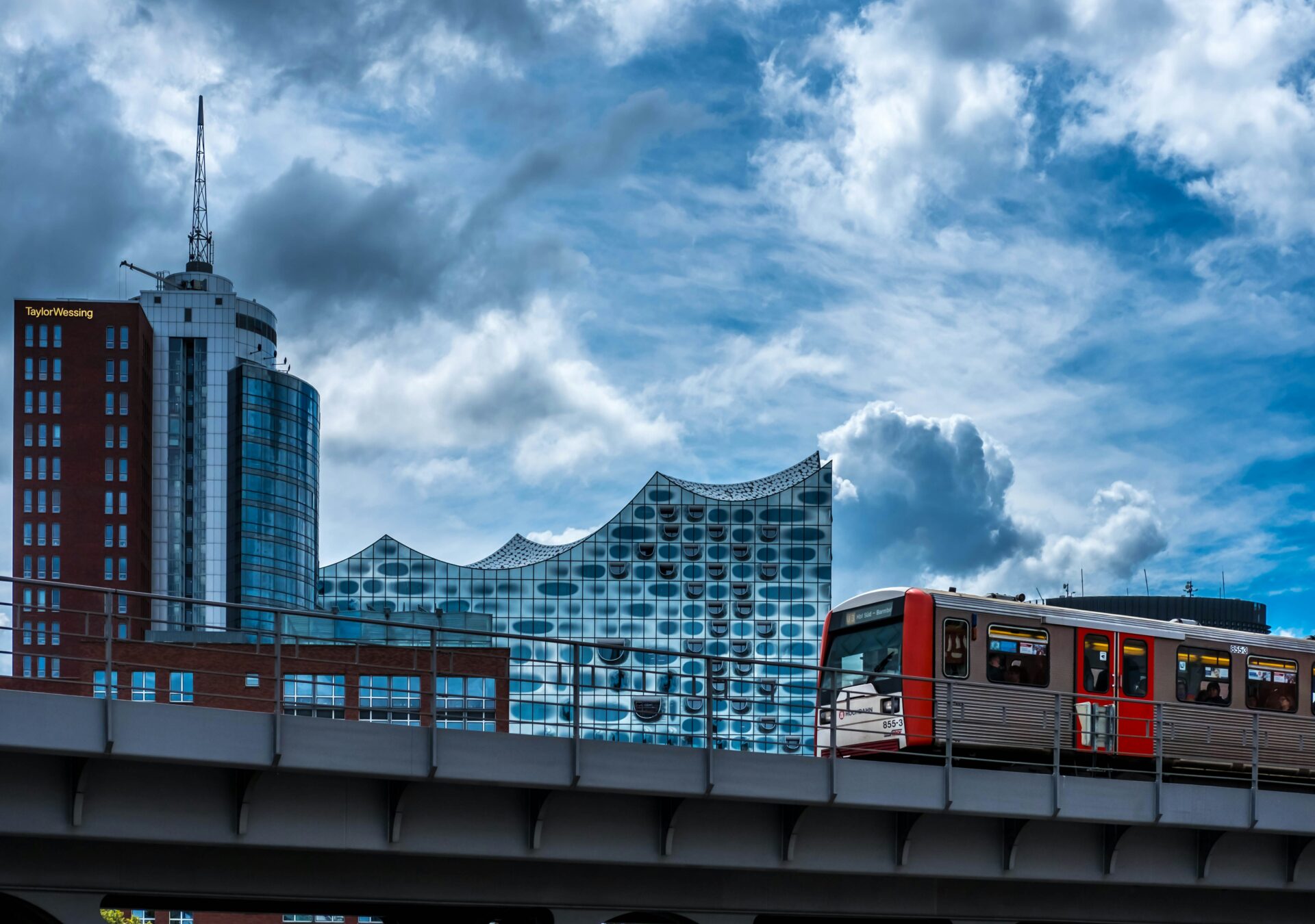U-Bahn in Hamburg auf Brücke, im Hintergrund Elbphilharmonie
